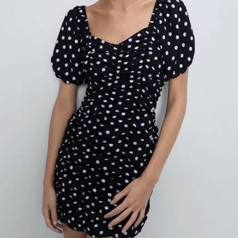 Черна рокля на точки Zara