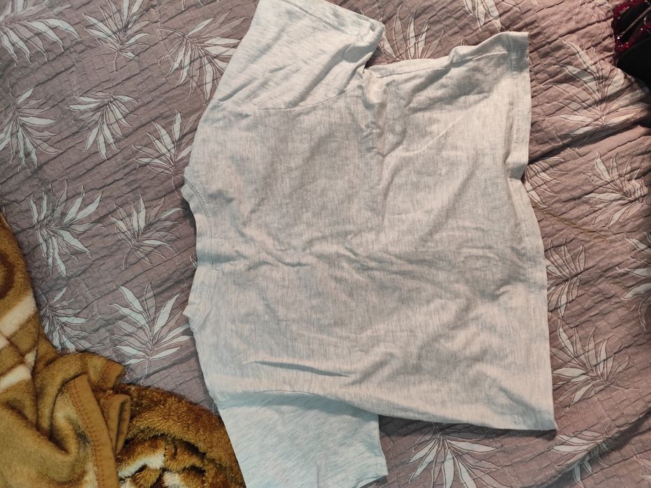 Топ короткий светло-серого цвета