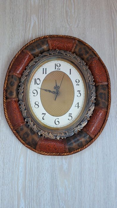 Ръчно изработен стенен часовник от кожа и дърво