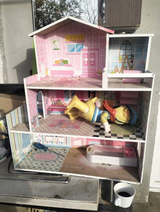 Casa de păpuși din lemn