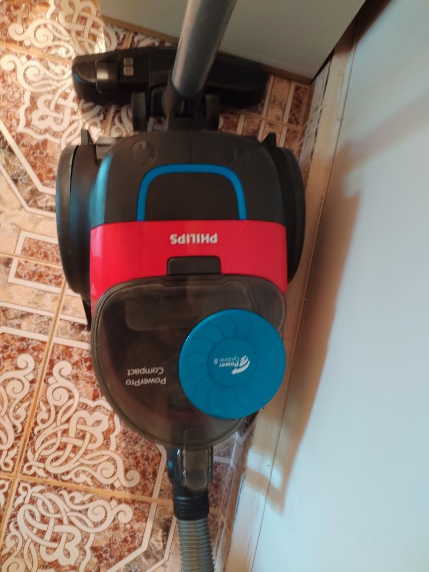 Продавам прахосмукачка Philips