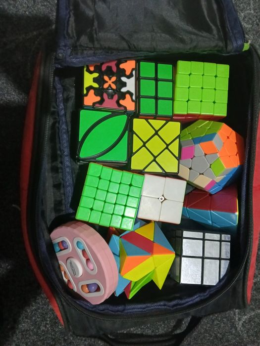 Kubik rubiklar sotiladi