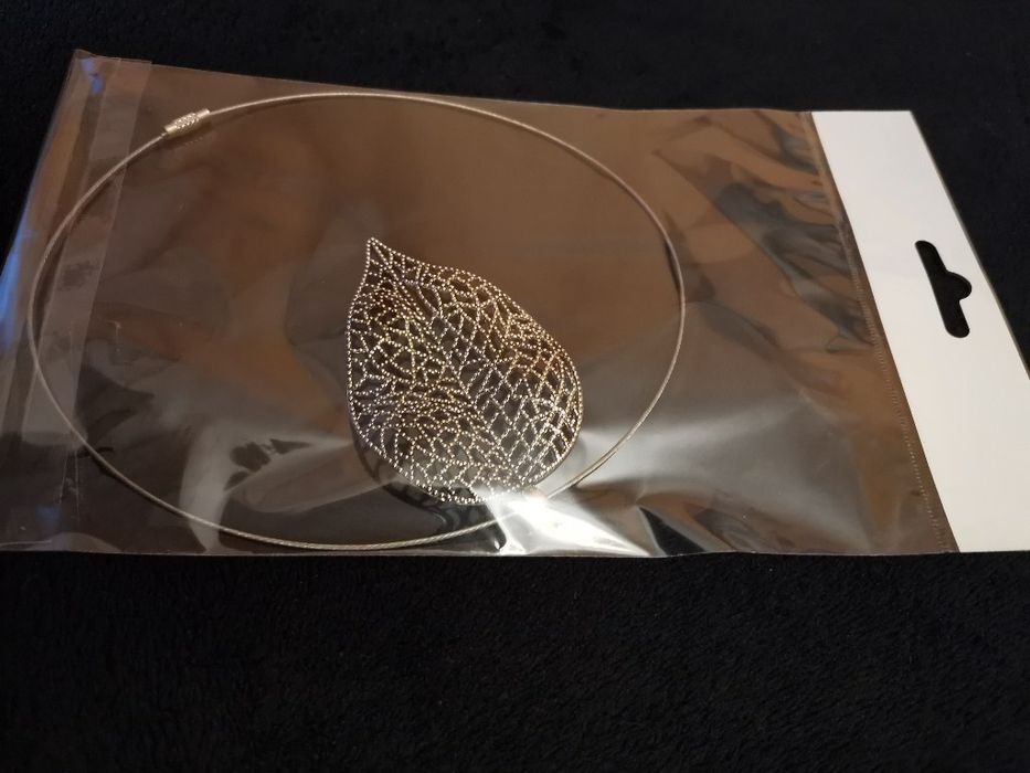 Колие, което представлява листо