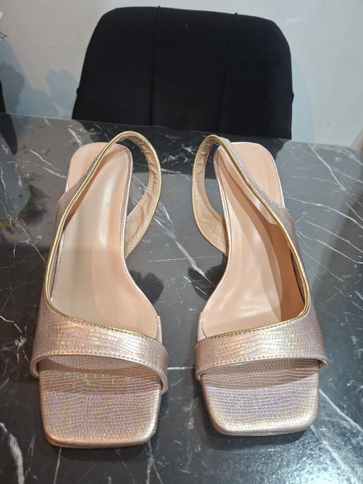 Sandale elegante si comode