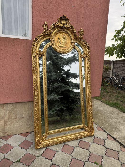 Oglinda impunatoare in stil baroc, cu rama aurie