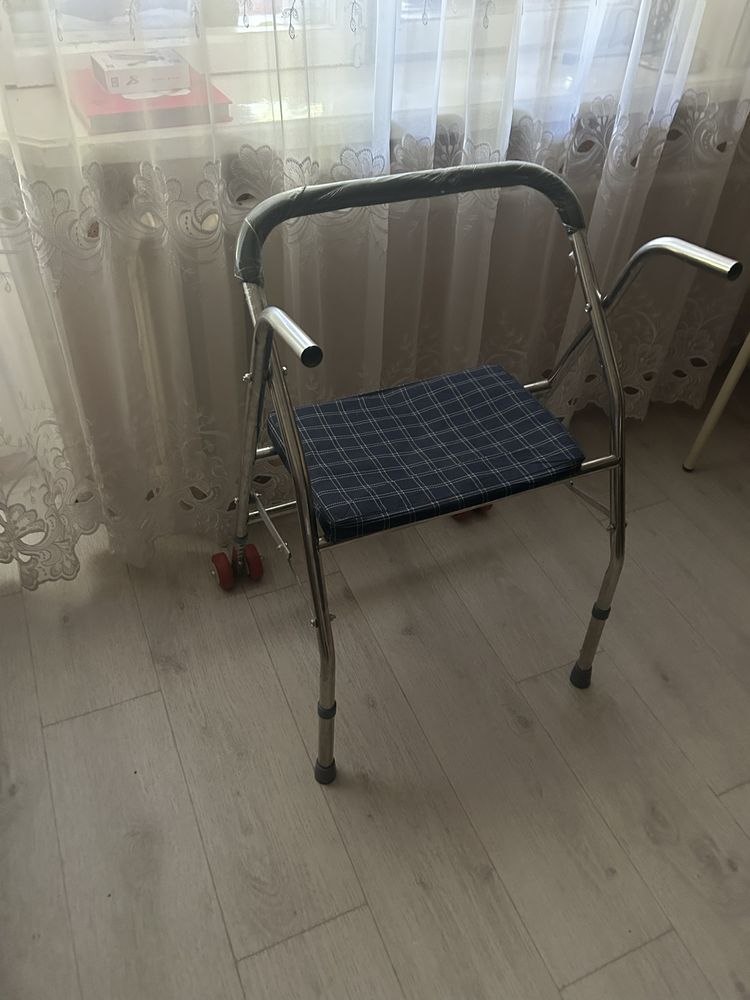 Продаются ходунки с сиденьем, с направляющими колесиками