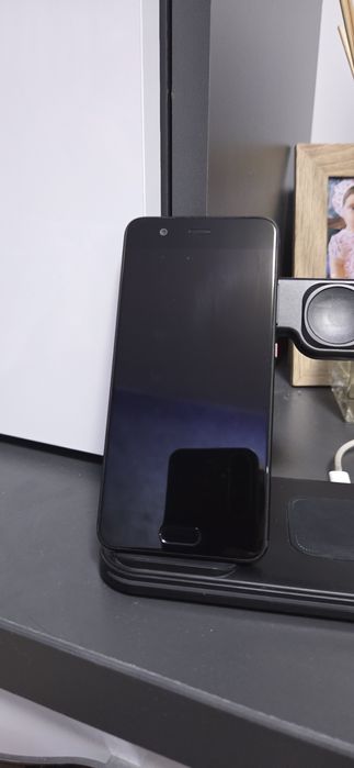 Vând huawei p10 .