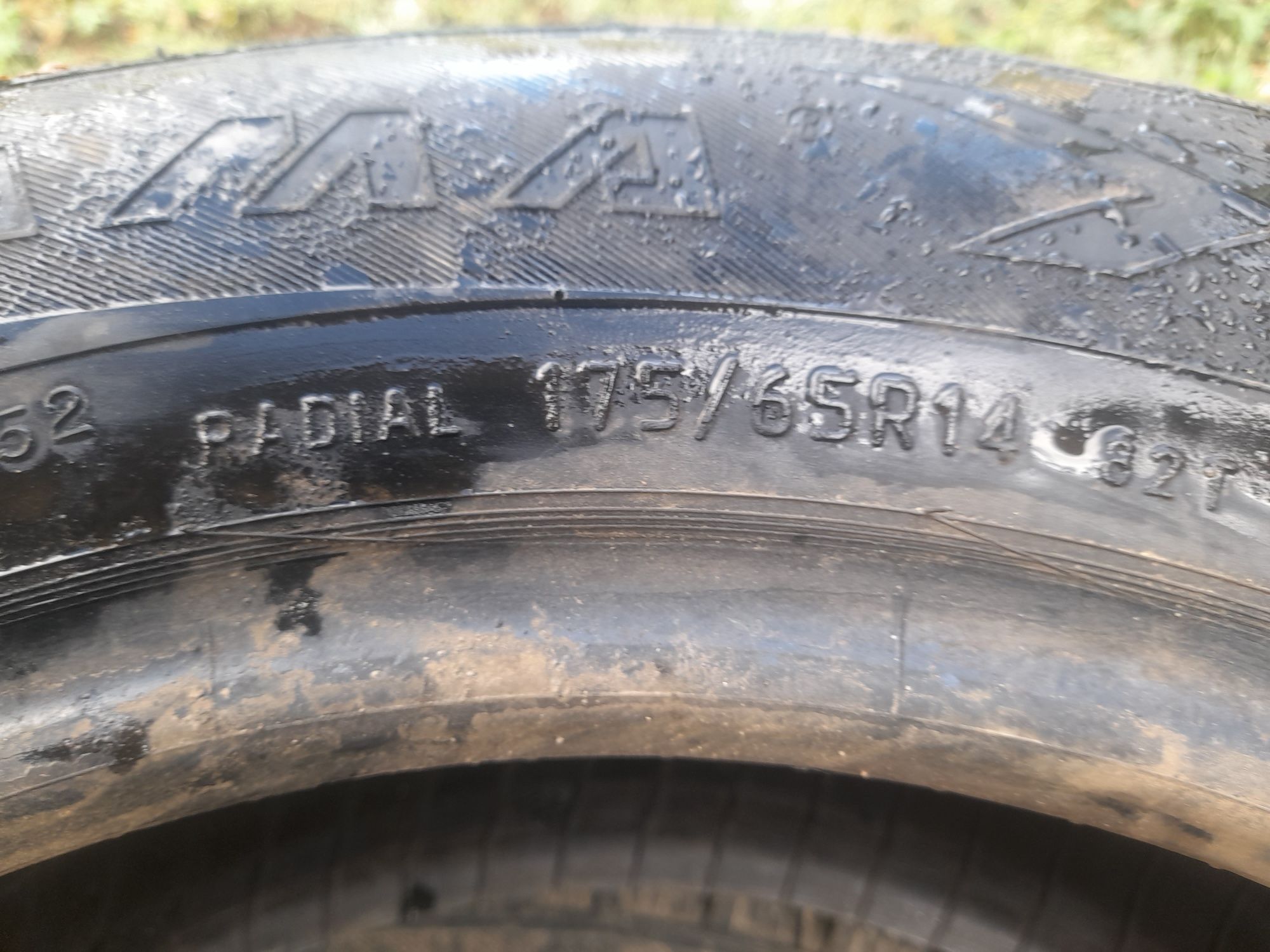 Продам 2 зимние шины