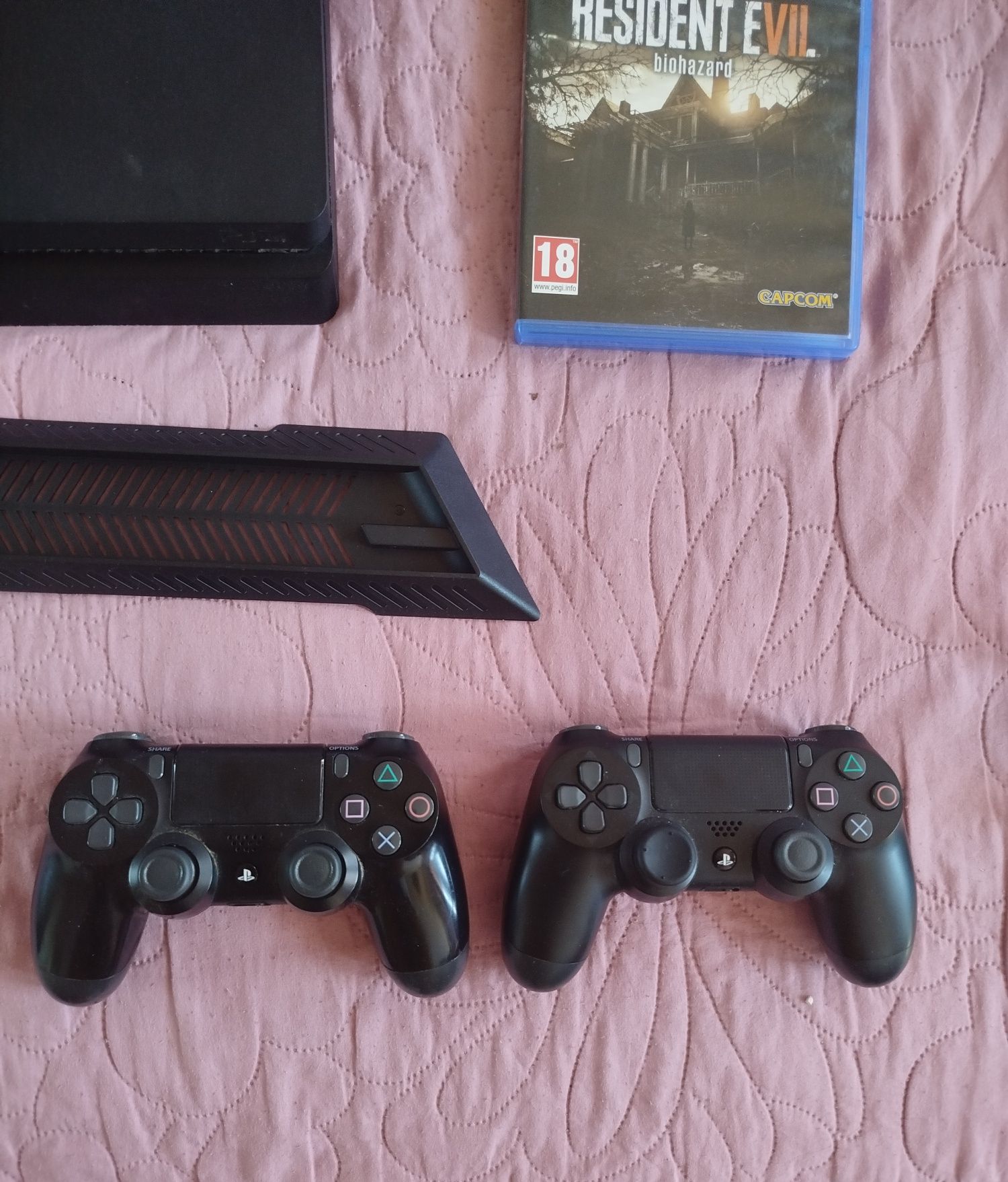 Playstation 4 Slim с аксесоари, 7 игри и два джойстика