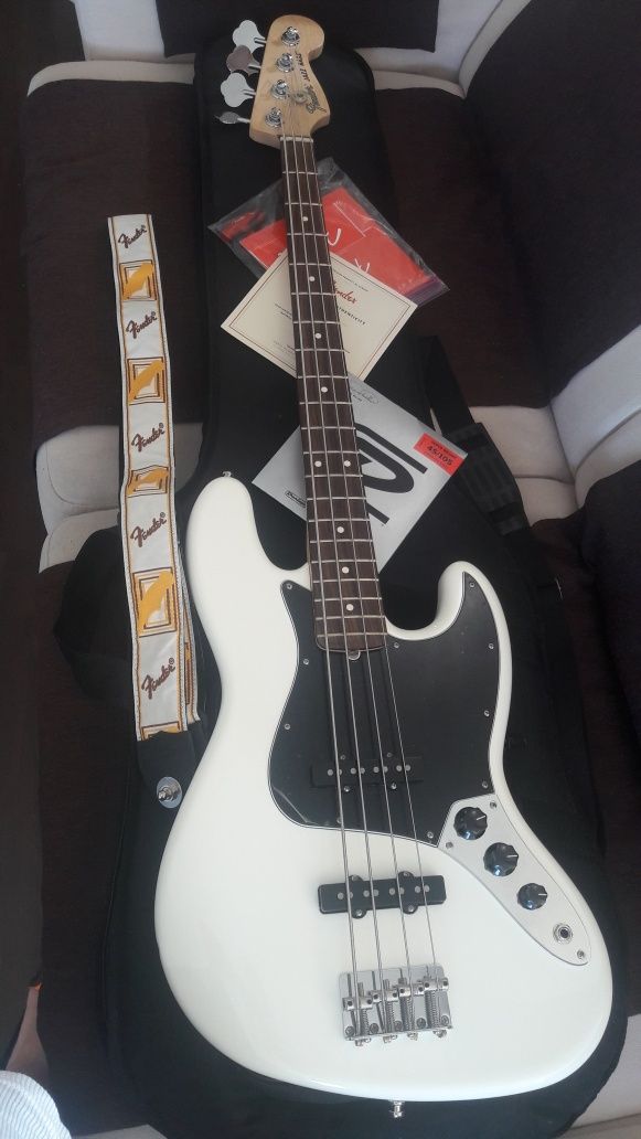 Vãnd bass Fender Jazz Bass  recent adus din USA