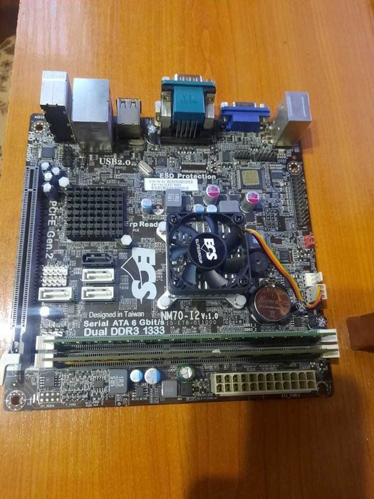 Материнская плата с процессор и ОЗУ.