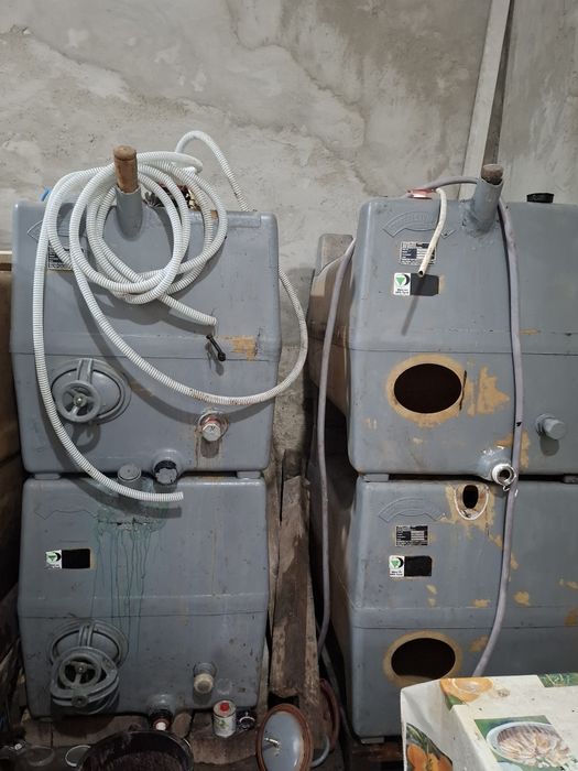 Vând 4 bazine de fibra pentru vin