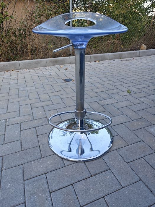 Продавам бар стол