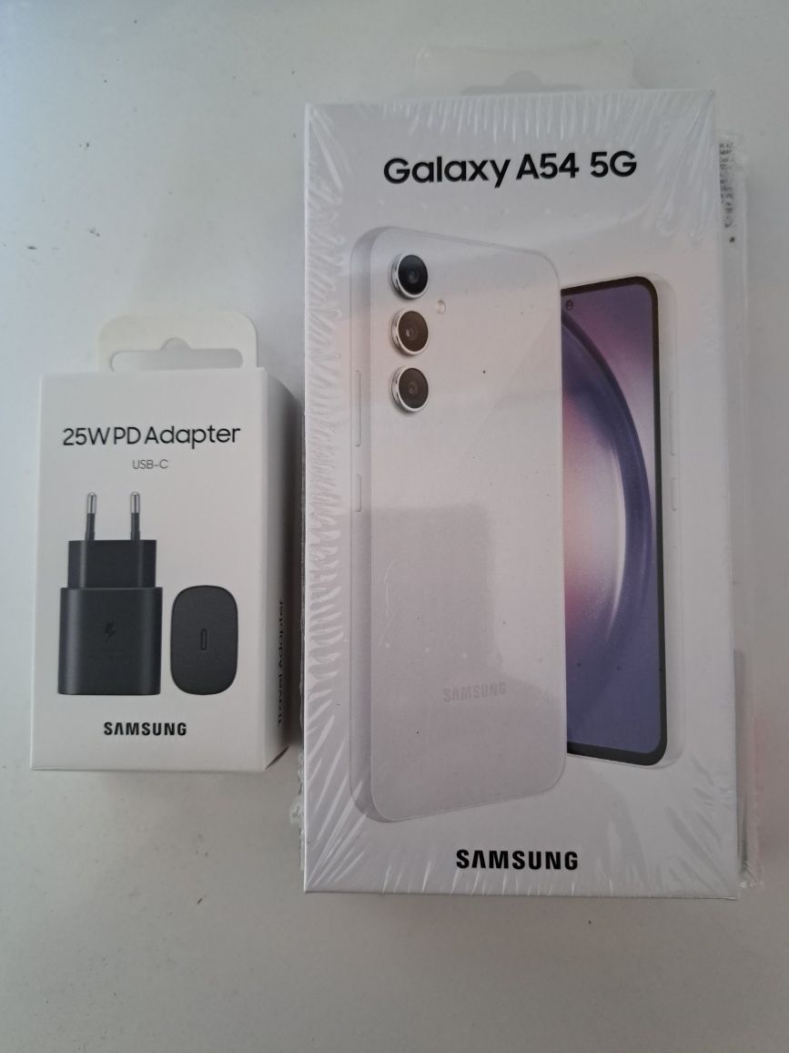 Продавам чисто нов запечатан Samsung A 54 8GB/256GB 5G.
