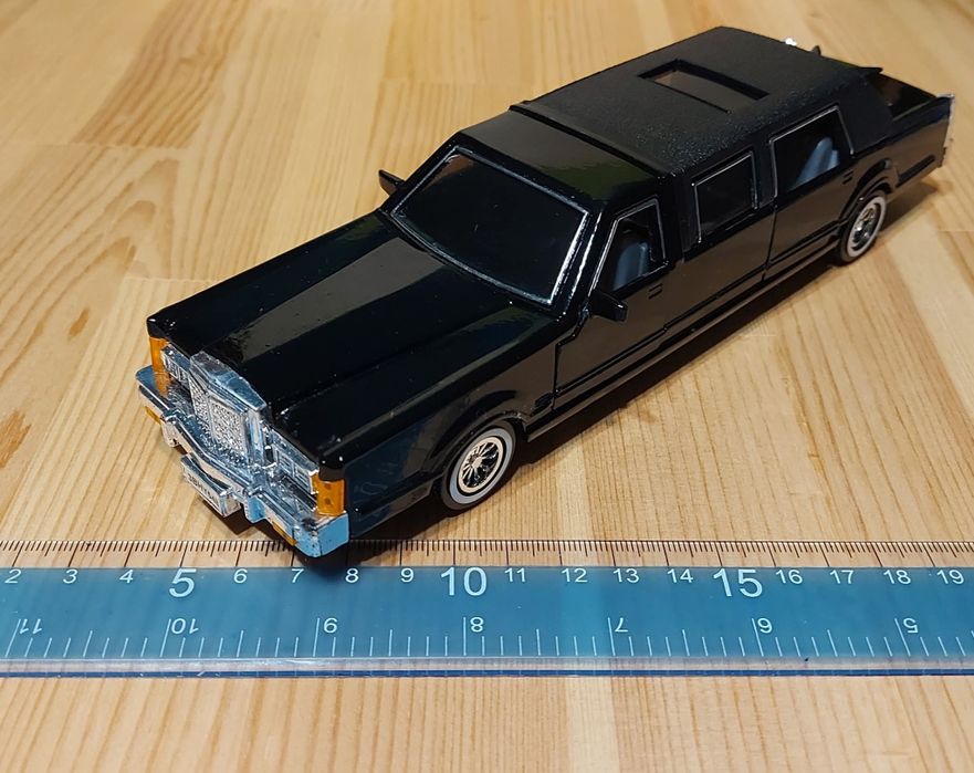 Черна лимузина "President", метал и пластмаса. Цена: 40лв. Дължина 22