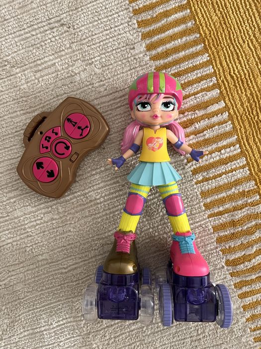 Rock N Rollerskate Doll - Papusa cu role