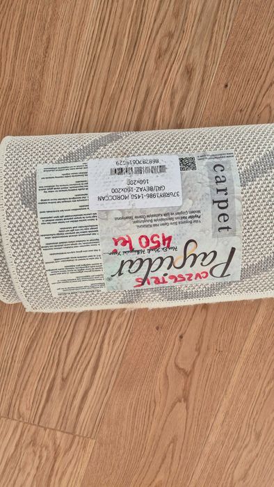 De vanzare comoda moderna nou, covor nou