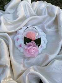Свещник за декорация в бяло и розаво.