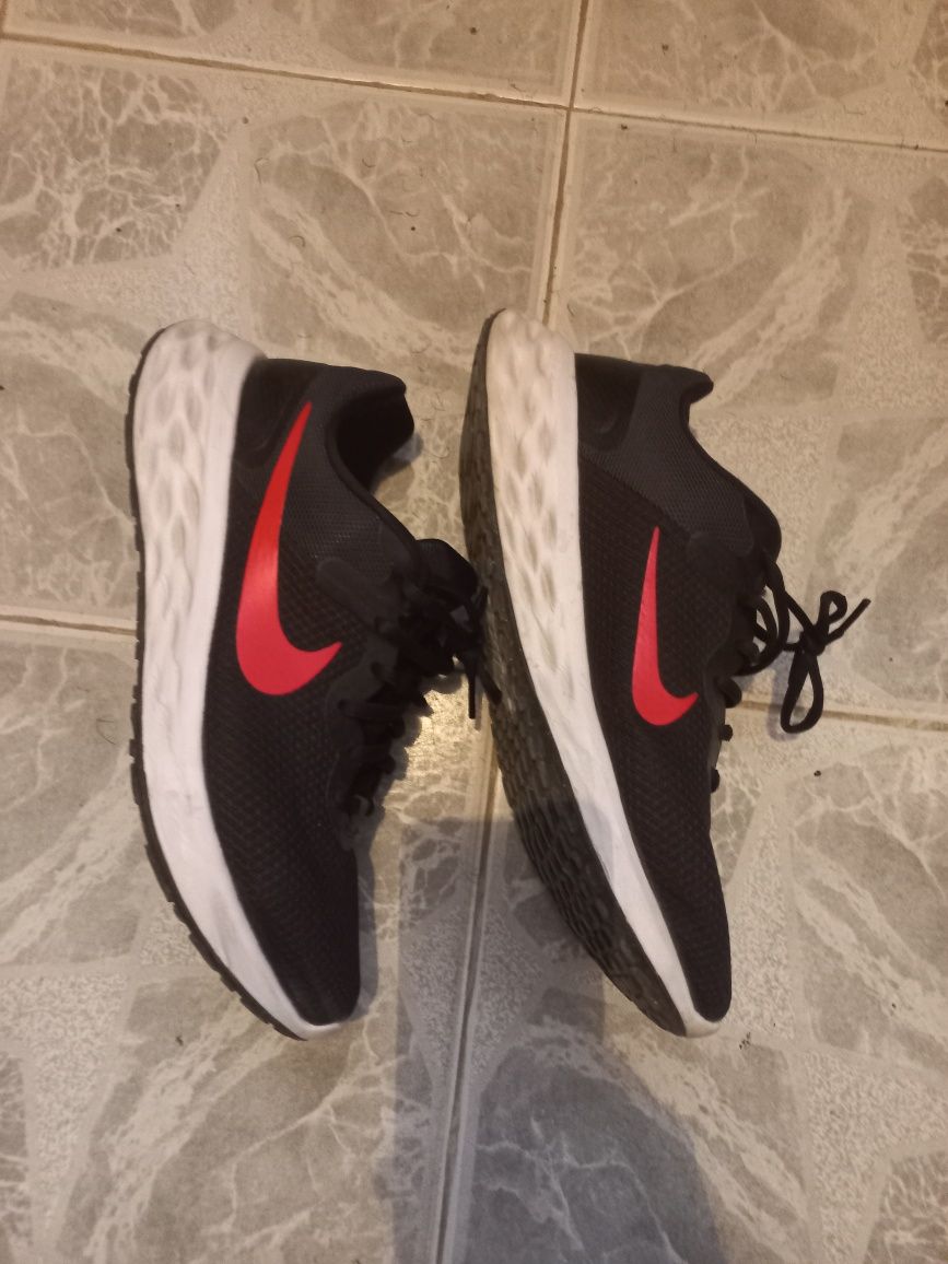 Маратонки Nike 43