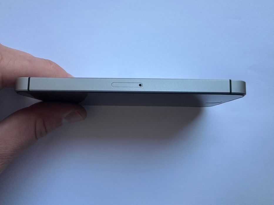 КАТО НОВ !!! iPhone SE - ЧЕРЕН - 16GB - Фабрично Отключен