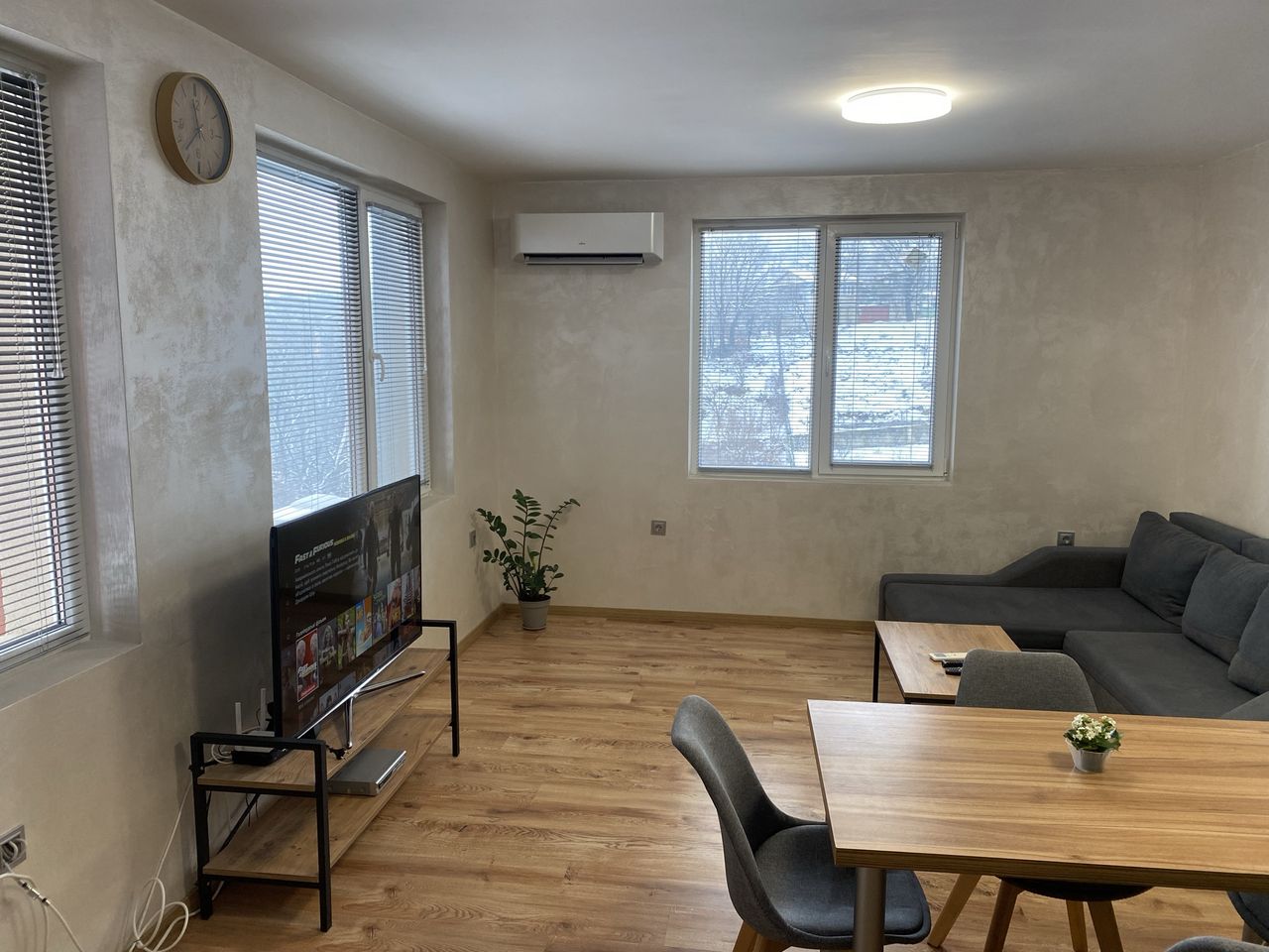 Дава се под наем Тристаен апартамент в Варна, Колхозен пазар - 98 кв.м за 612 € - Снимка #2