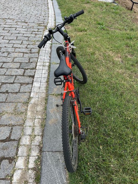 Vand bicicleta aproape noua