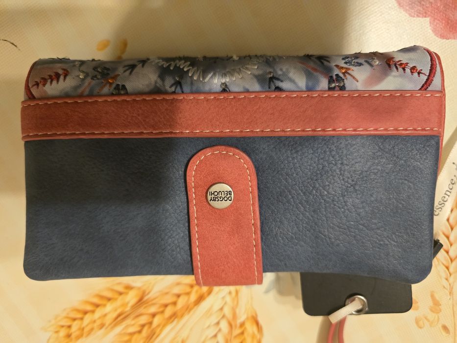 Продавам нов дамски портфейл анеке, среден размер