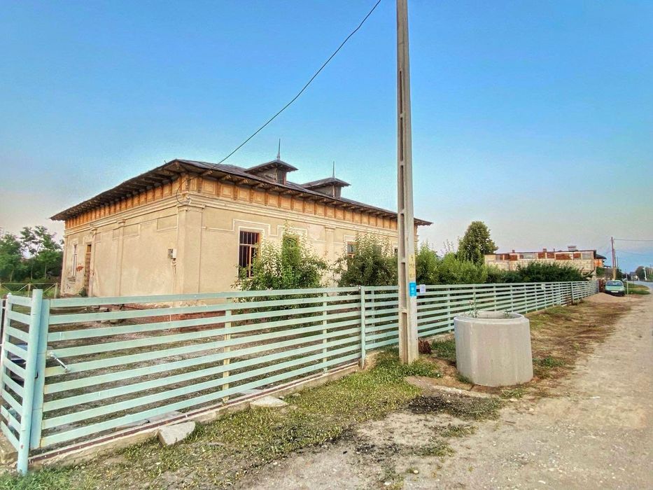 Conac boieresc cu teren de 2300mp  - situat în satul Merii-zona Găești