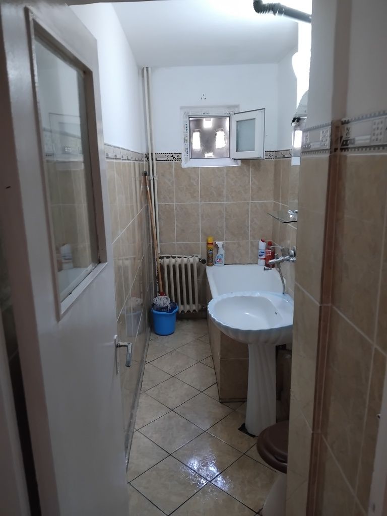 Închiriez apartament- doua camere semidecomandat