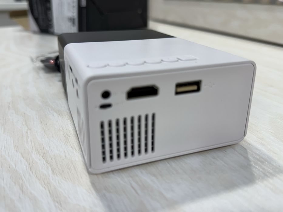 Мини Проектор YG-300 новая