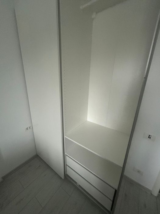 Vând un dulap nou, nefolosit, în ambalaj original, sigilat, din motiv