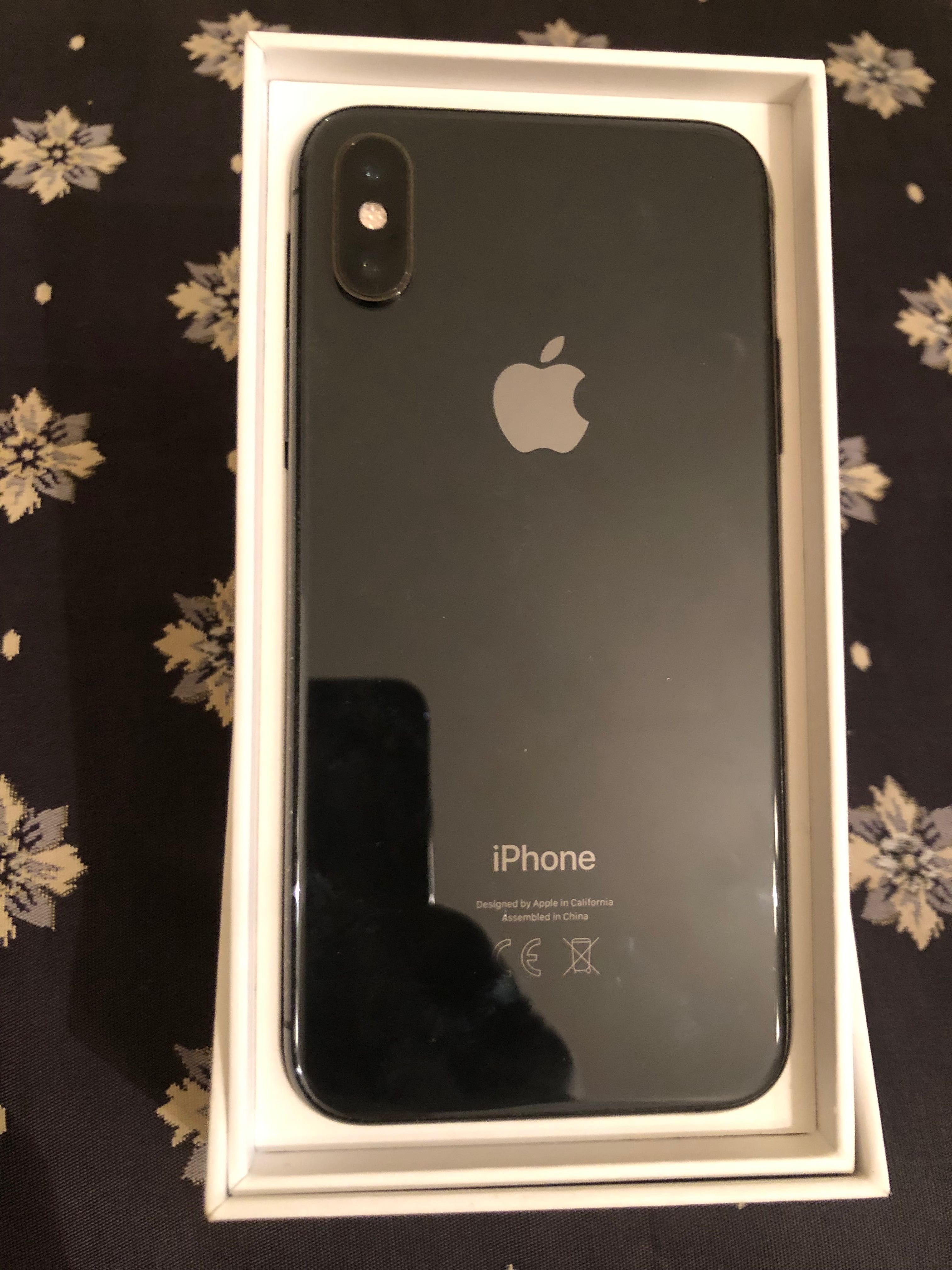 Продавам черен iPhone XS 256GB.