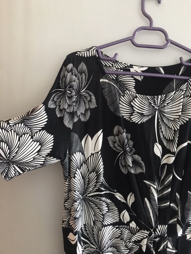 Vand rochita cu imprimeu floral