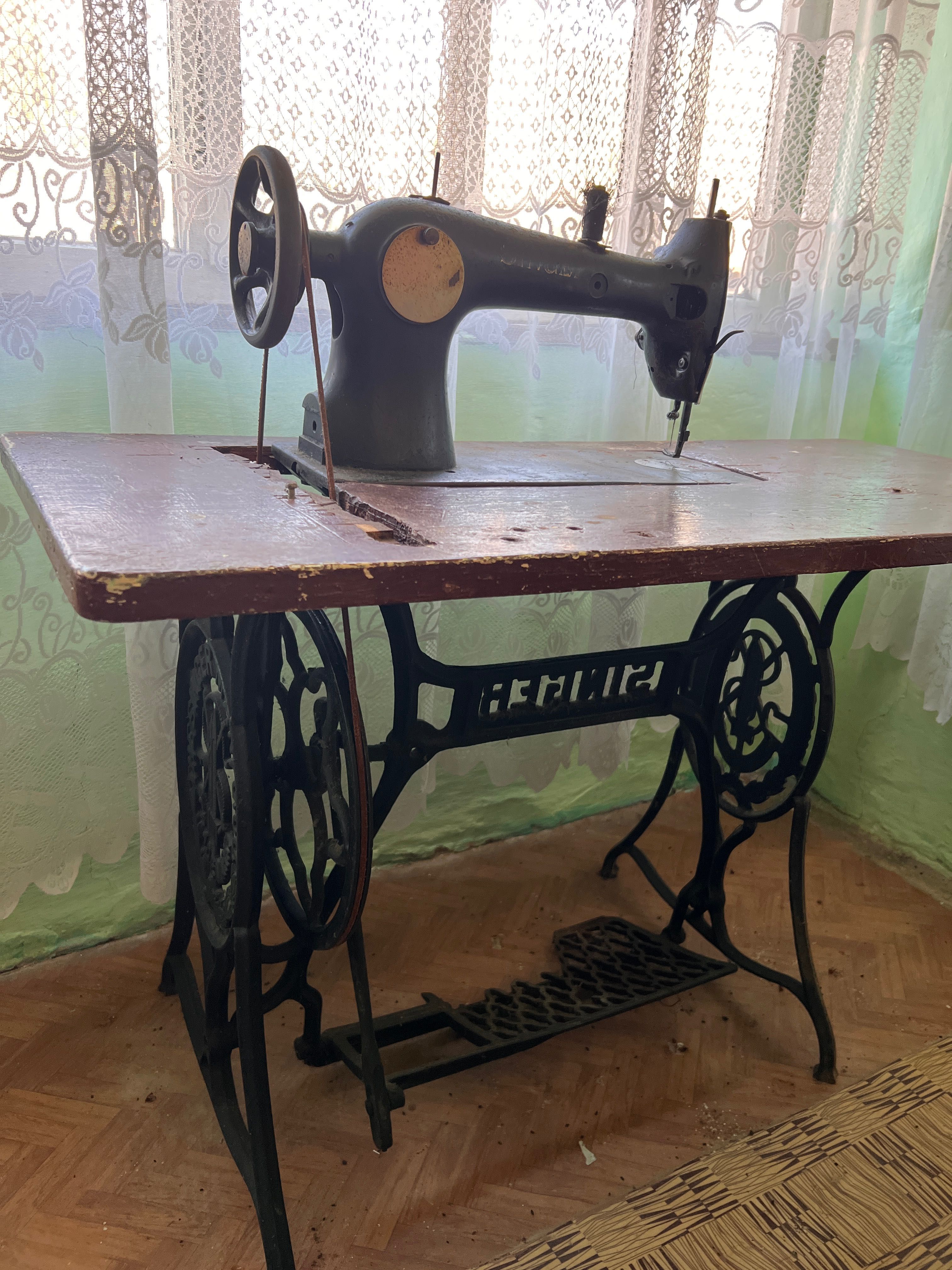 Mașină de cusut veche