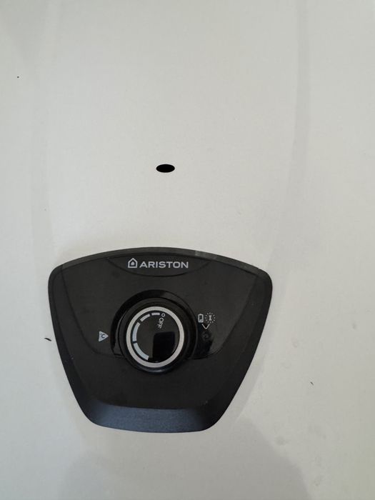 Instant Ariston pe gaz.