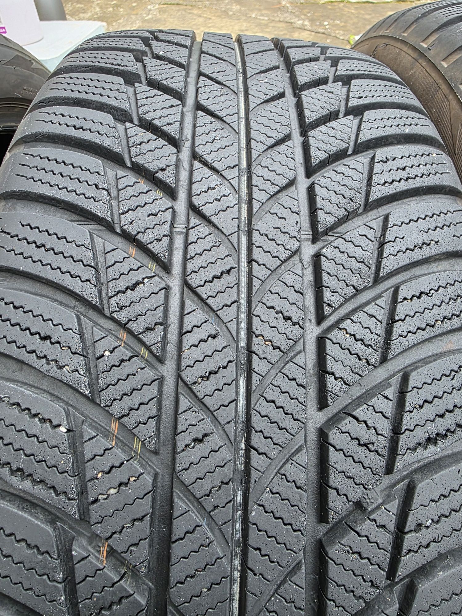 Зимни гуми 225 45 18 дот 20 Bridgestone