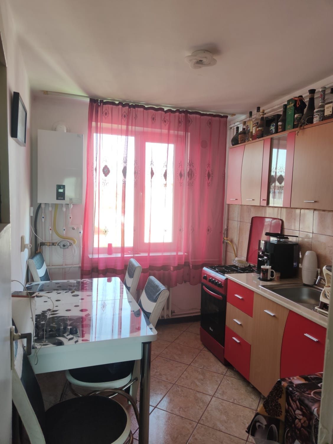 Vând urgent apartament 3 camere,full decomandat!
Centrala proprie pe g