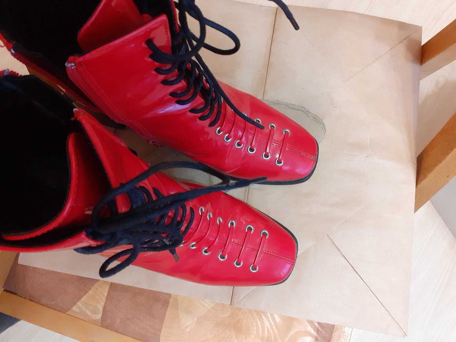 Продавам червени ботуши с ток