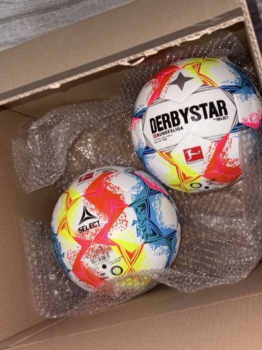 Vand doua mingii select derbystar fifa calitate pro,fac si schimb