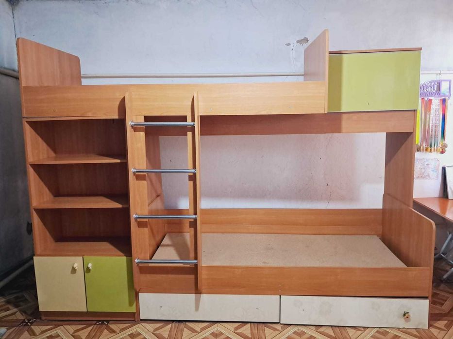 продается двухъярусная кровать с полками для вещей
