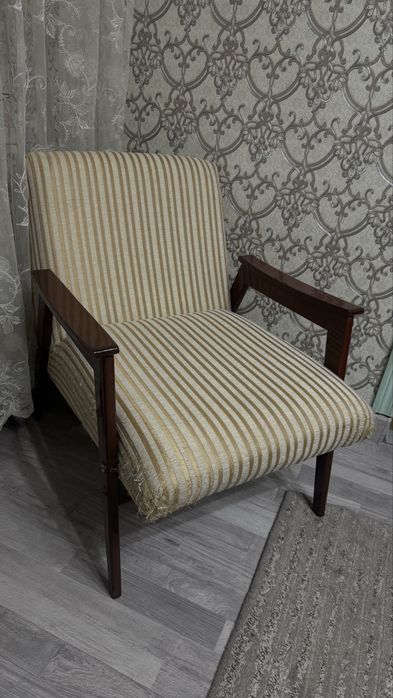Кресло (мягкое, деревянные подлокотники)
