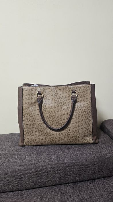 Оригинална чанта на марката Guess