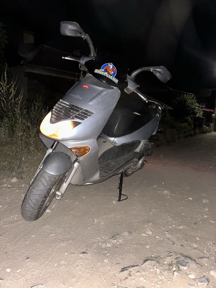Skuter aprilia125cc с водно охлаждане следи от употреба