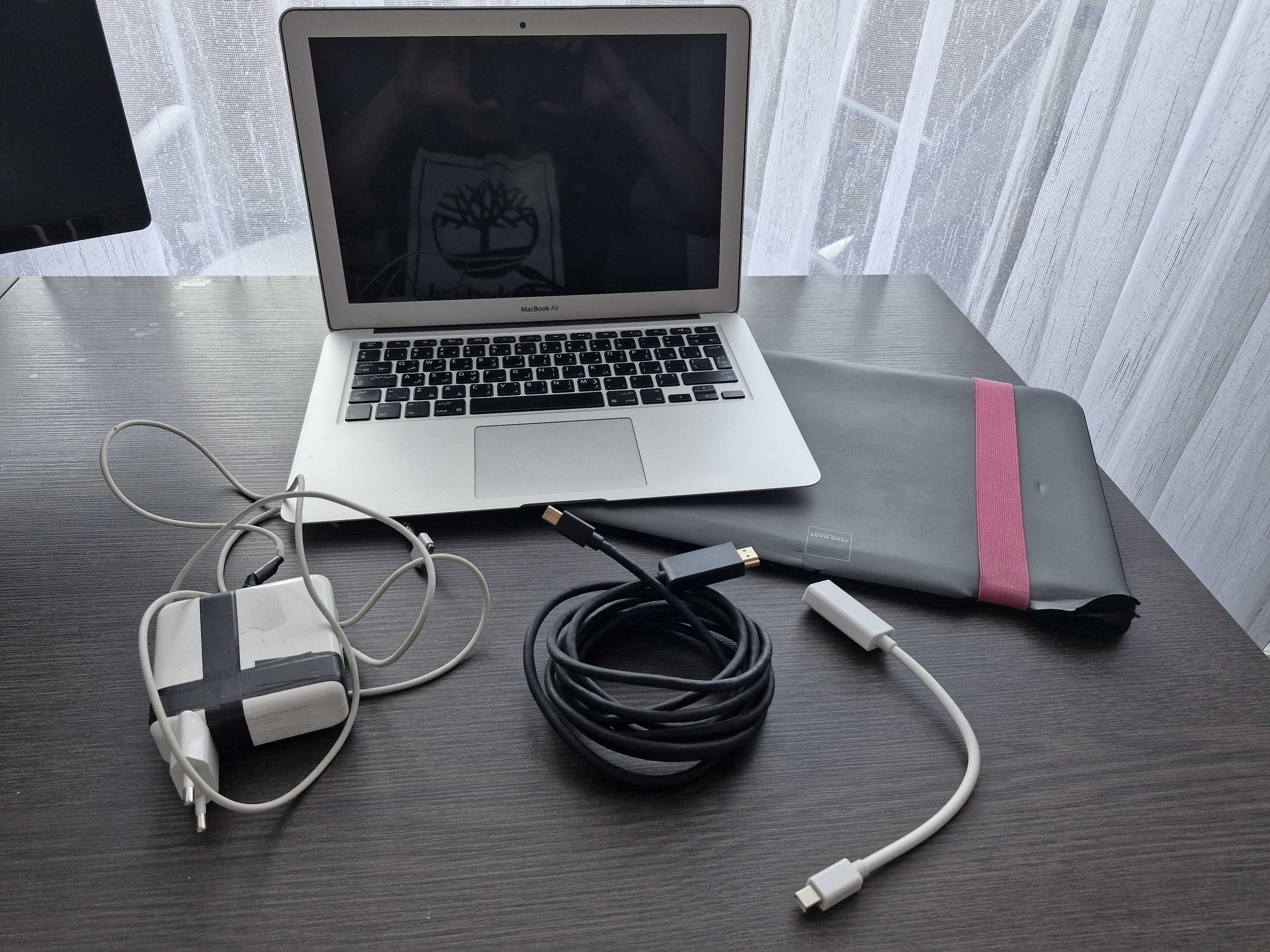 MacBook Air 13 mid 2013 Intel i3 4GB RAM 256Gb SET (husa, cabluri)