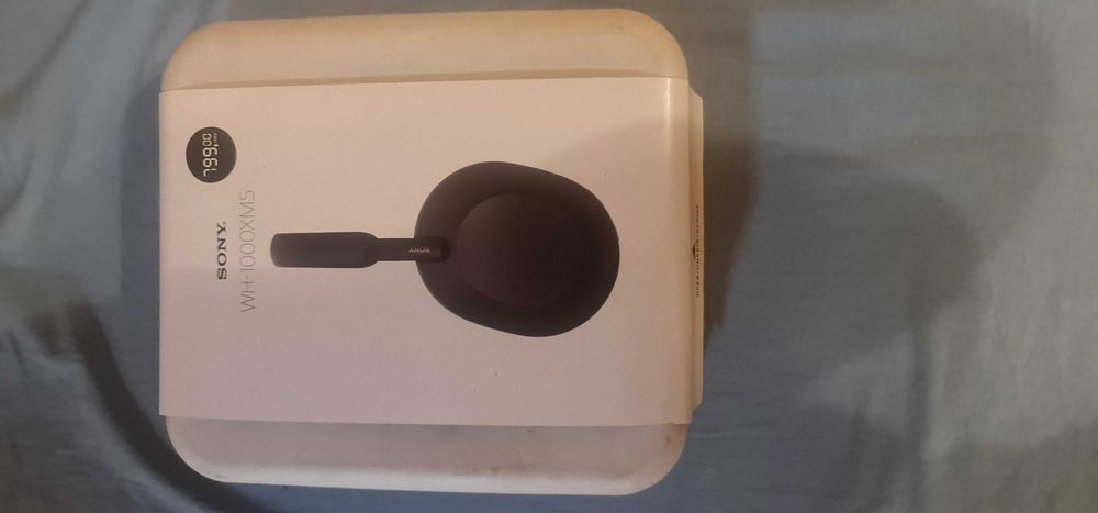 Sony WH-1000XM5.