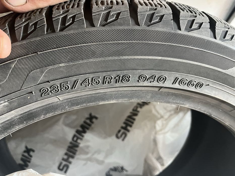 Шины 235/45/18 4 шт зимние бу