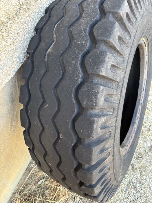 Vand doua cauciucuri 12.5-20