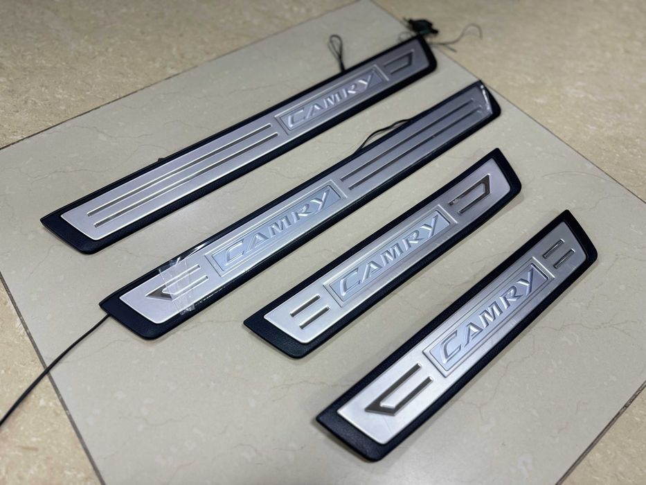 Накладки на пороги с подсветкой (оригинал) на Toyota Camry 50-55