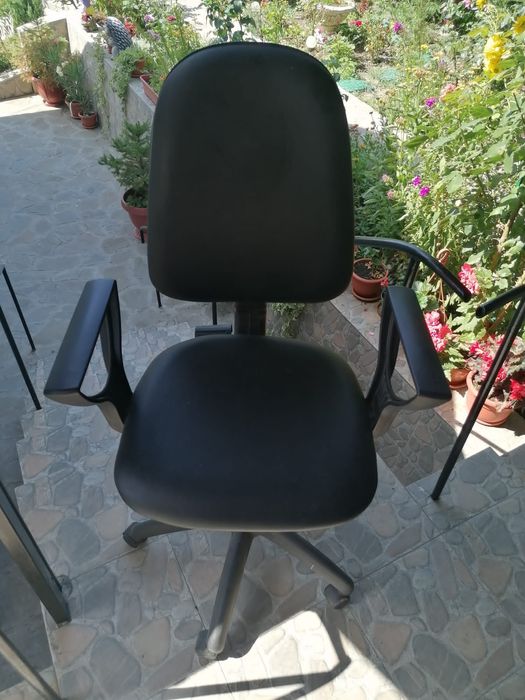 Vând birou de sticla și scaun reglabil
