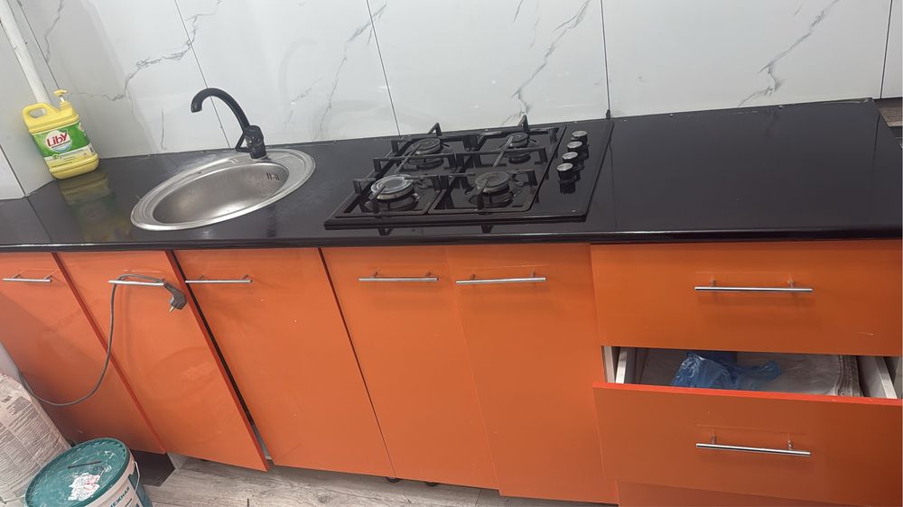 Кухонный гарнитур с мойкой и варочной панелью